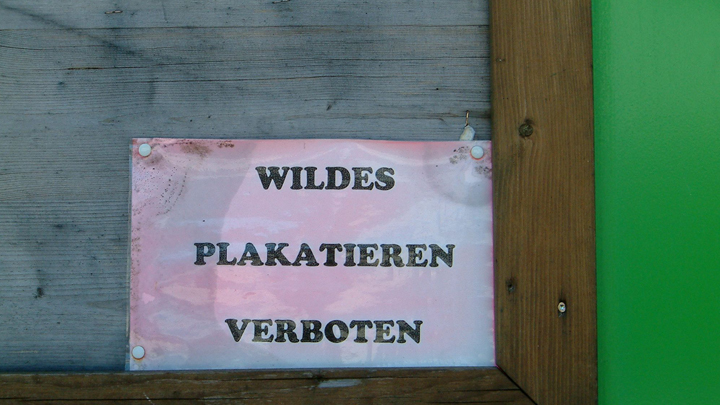 Bild zeigt vergilbtes Schild mit Text 